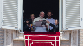No dejes tu privacidad en manos de Dios: el Papa Francisco también tapa su webcam